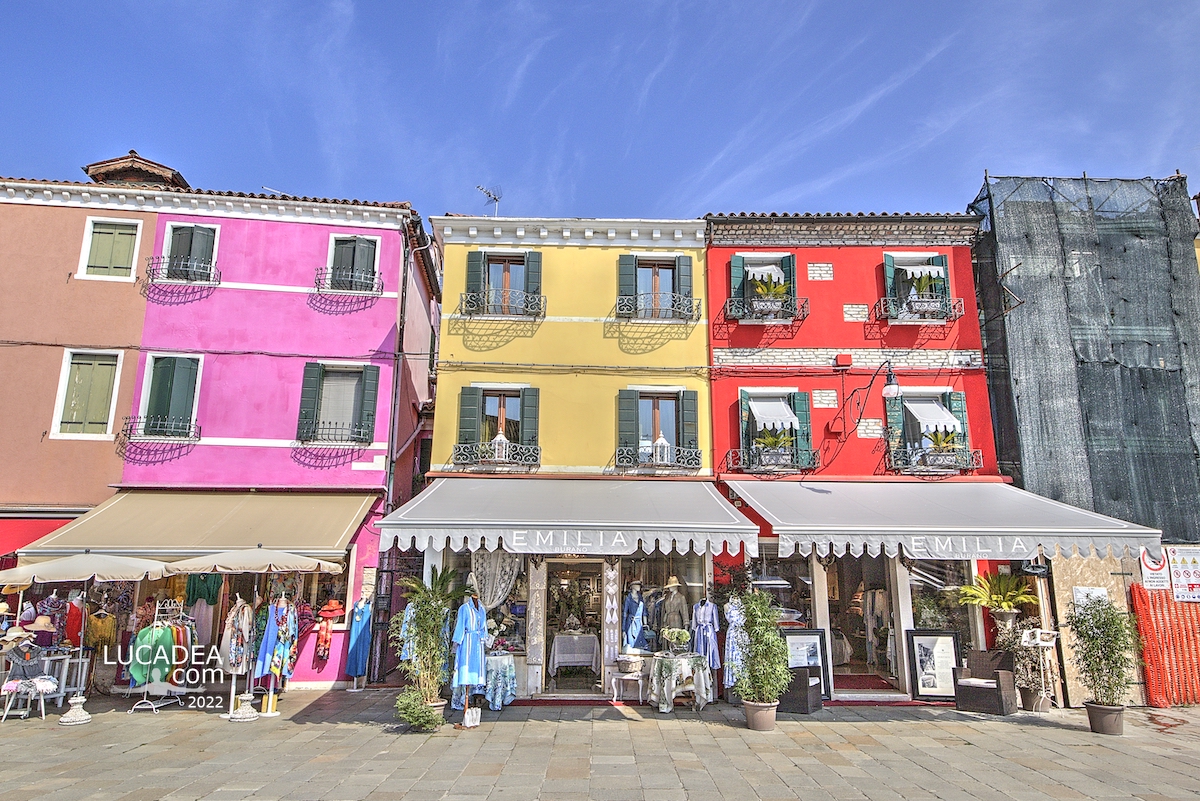 Case colorate e negozi nel centro della bellissima isola di Burano
