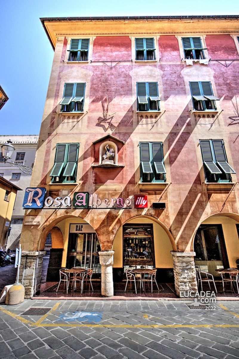 La facciata dell'Hotel Monte Rosa a Chiavari, in Liguria