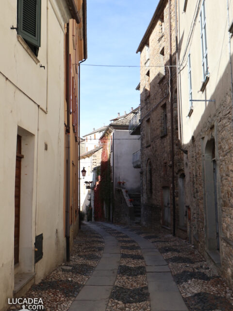 La via che attraversa il borgo di Compiano in Emilia Romagna