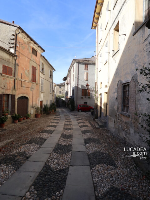 La via che attraversa il borgo di Compiano in Emilia Romagna