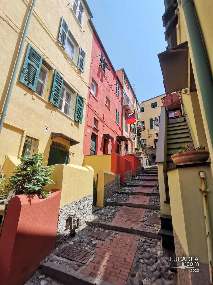 Una bella creuza nel piccolo borgo di Boccadasse a Genova