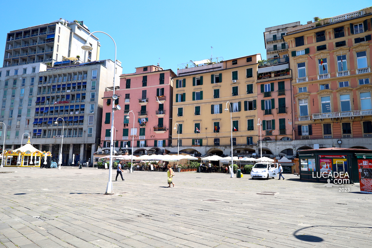 I palazzi che si affacciano sul porto in piazza Caricamento a Genova