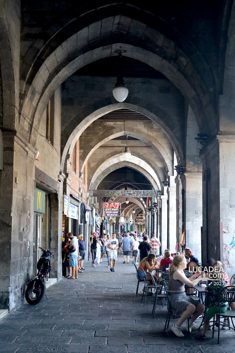 Gli storici portici di via di Sottoripa nel centro storico di Genova