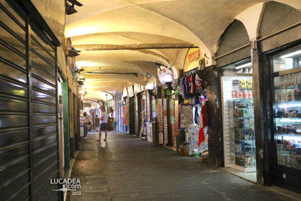 Gli storici portici di via di Sottoripa nel centro storico di Genova