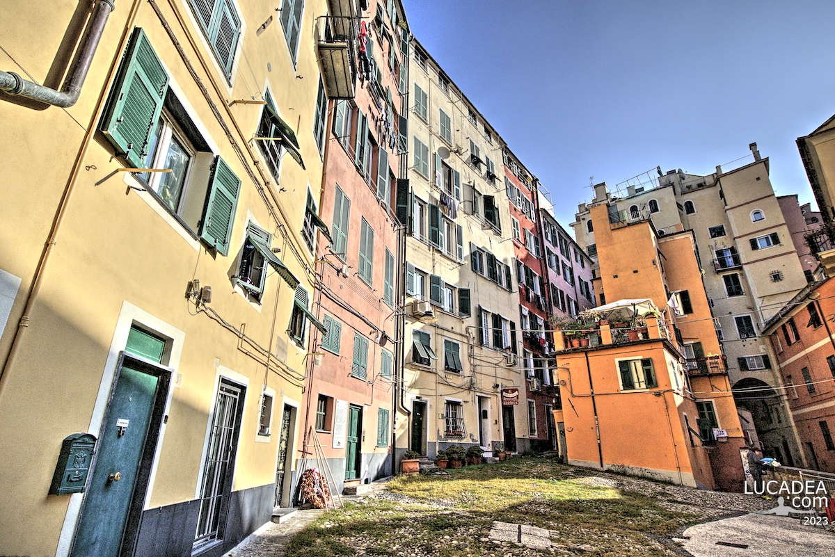 I palazzi che circondano la bella piazza di Campopisano a Genova
