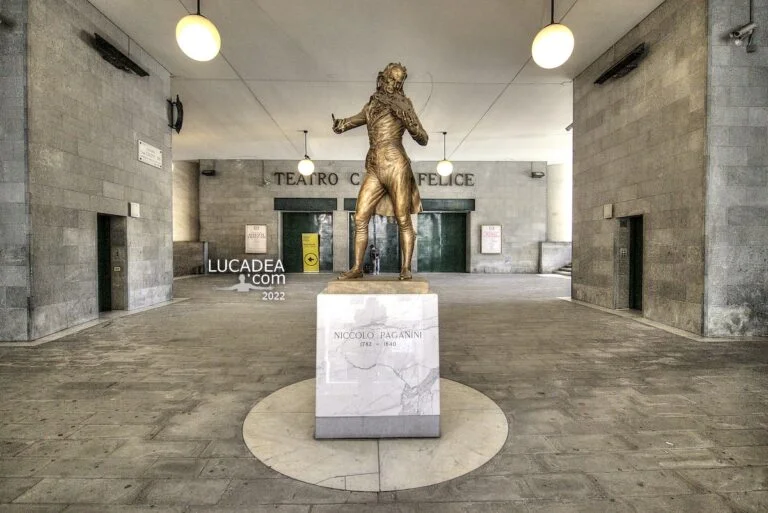 La statua dedicata a Niccolò Paganini all'ingresso del teatro di Genova