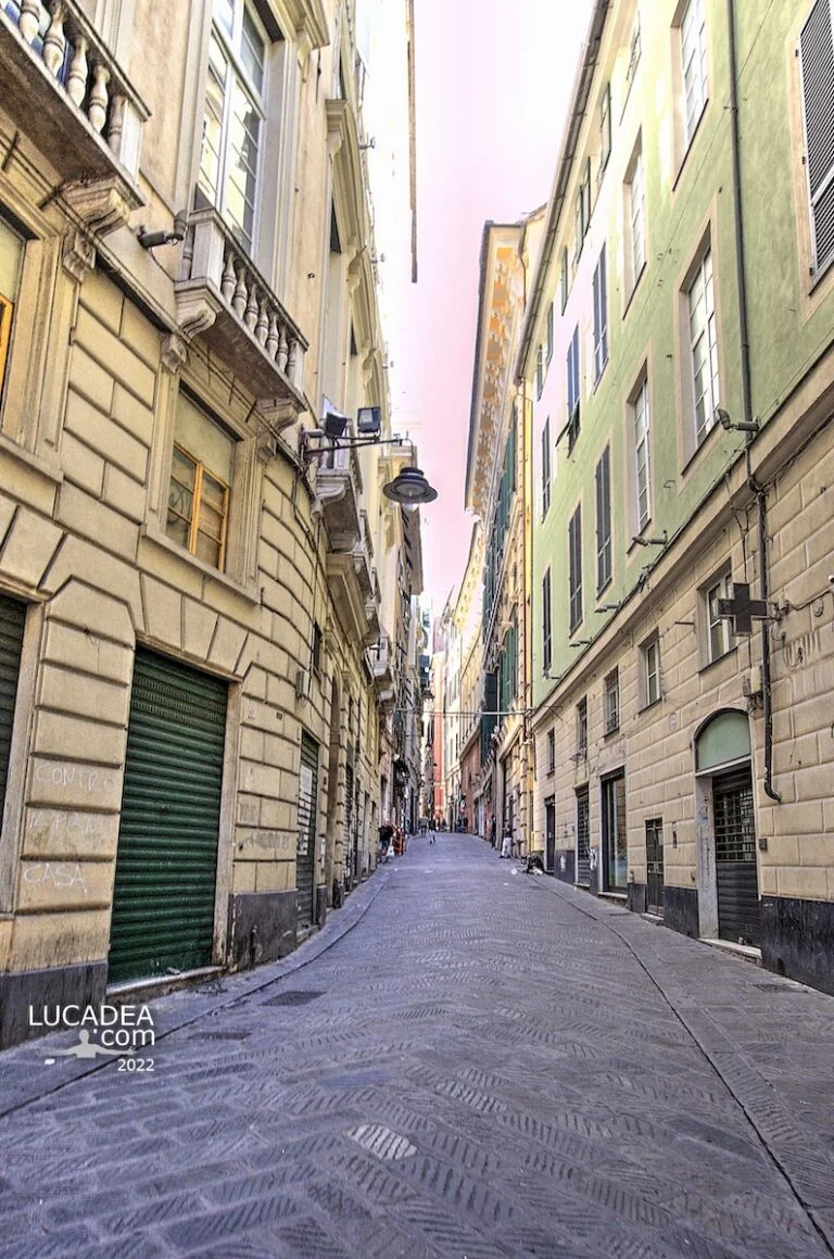 Via del Campo a Genova nel centro storico con caruggio in salita tra palazzi e negozi