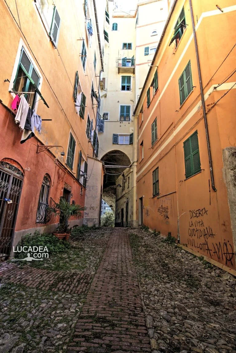 Il bel Vico Superiore di Campopisano nel centro storico di Genova