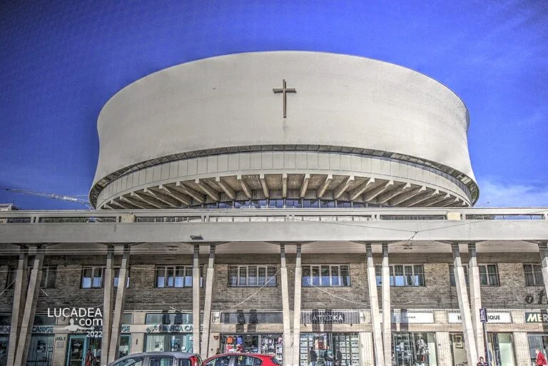 Esterno e interno della moderna Cattedrale di Cristo Re alla Spezia, con struttura circolare, pilastri e cupola luminosa