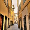 La stretta via che attraversa il borgo di Moneglia in Liguria