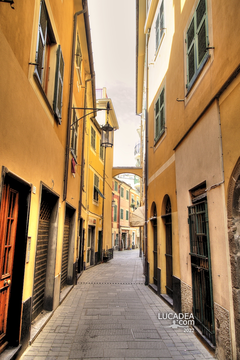 La stretta via che attraversa il borgo di Moneglia in Liguria