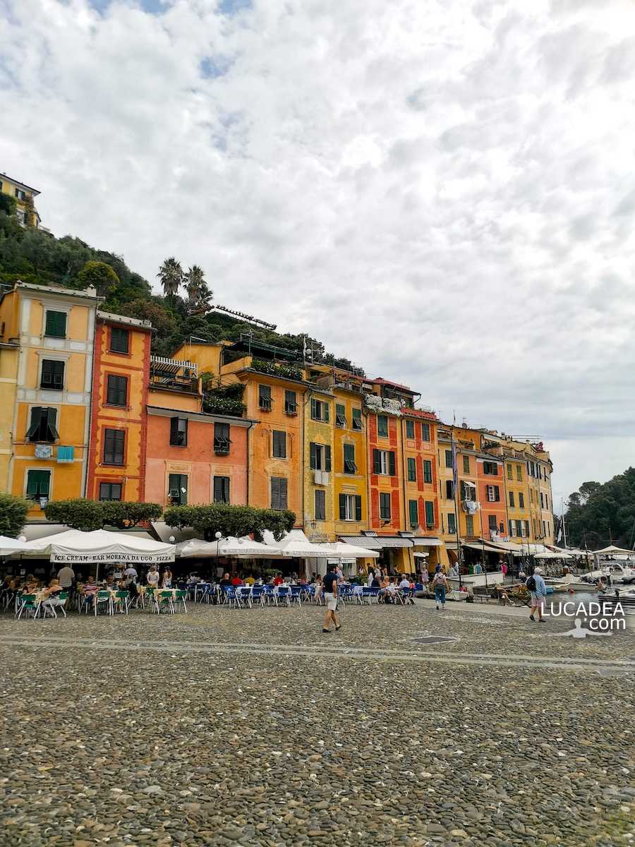Le case che incorniciano la celebre piazzetta di Portofino, in Liguria