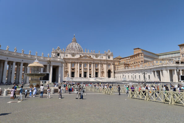 La celebre piazza San Pietro nella città del Vaticano a Roma