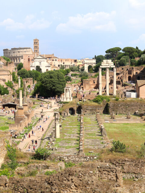 Passeggiando a Roma tra gli antichi e neravigliosi Fori Romani