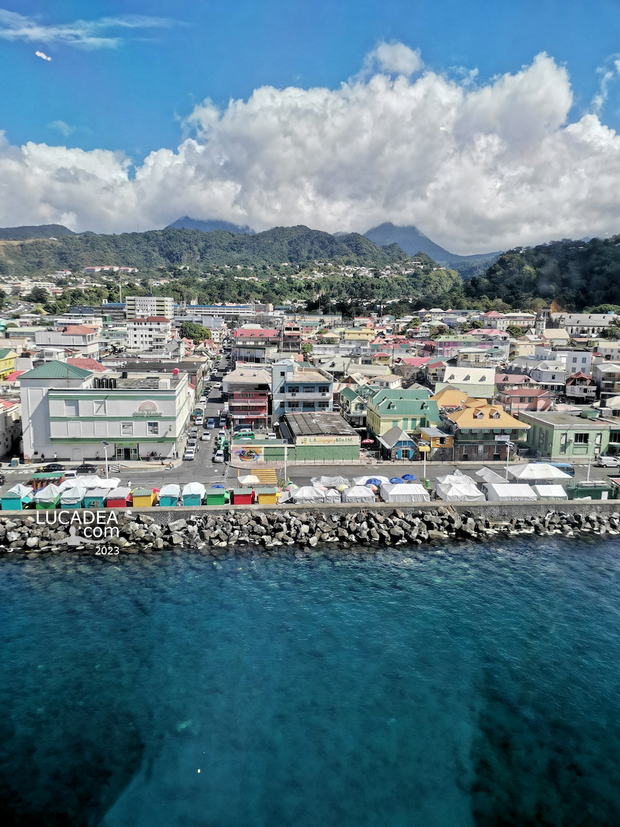 La vista di Roseau capitale della Dominica, piccola isola nei Caraibi