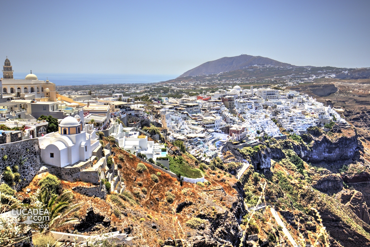 La vista sul borgo di Thira nell'isola greca di Santorini