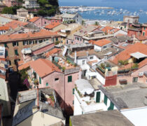 I tetti delle case nel centro storico di Sestri Levante visti dal drone