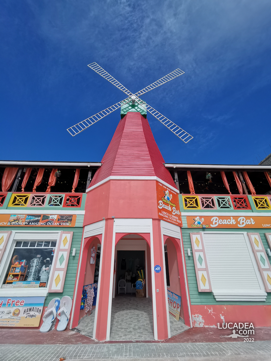 Un negozio a forma di mulino sulla passeggiata di St Maarten ai Caraibi