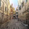 Una calle, il vicolo caratteristico della citta' di Venezia