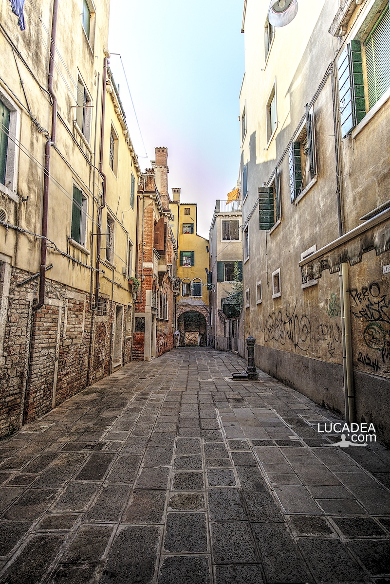 Una calle, il vicolo caratteristico della citta' di Venezia
