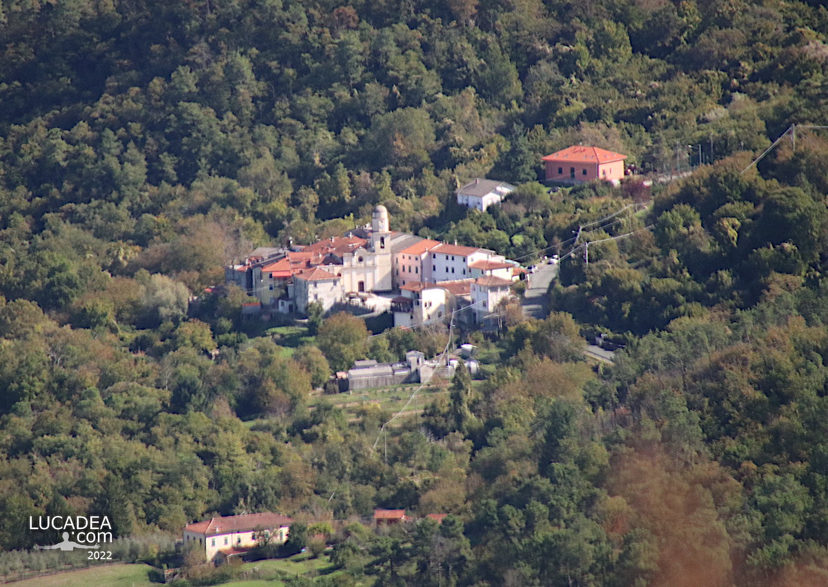 Il piccolo borgo di Ziona frazione di Carro in Liguria