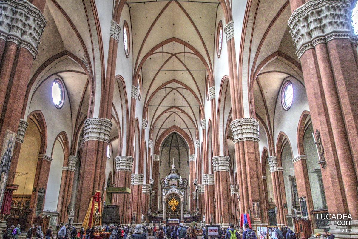 L'interno della grande Basilica di San Petronio a Bologna