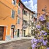 Uno scorcio fiorito del centro storico di Brugnato, in Liguria
