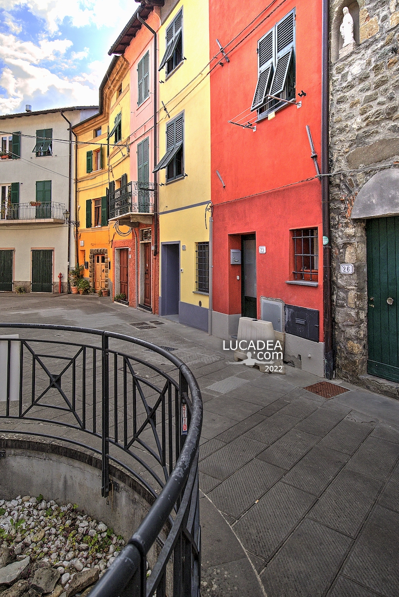 Uno scorcio del centro storico di Brugnato, un bel borgo in Liguria