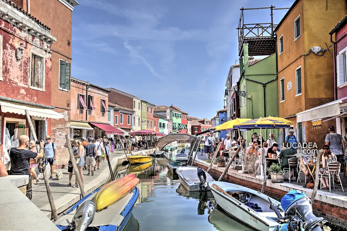 Passeggiando tra le case ed i canali del magico borgo di Burano