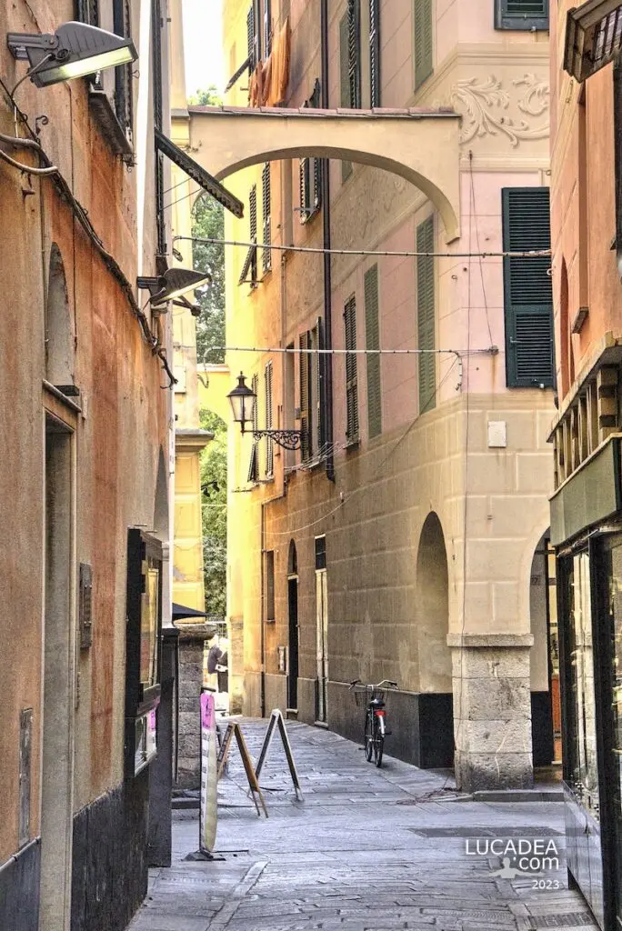 Uno scorcio del caruggio nel centro storico di Chiavari, in Liguria