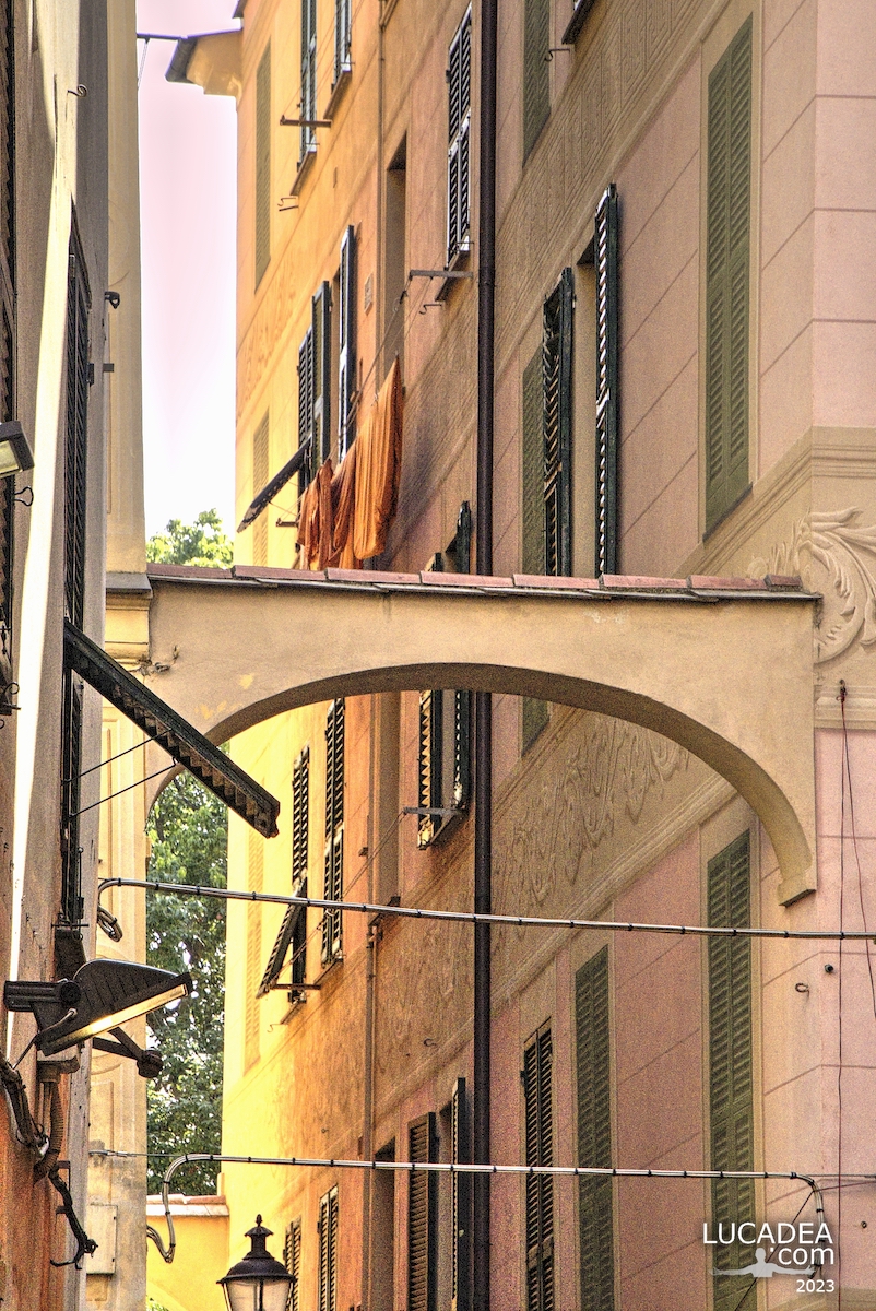 Uno scorcio del caruggio nel centro storico di Chiavari, in Liguria