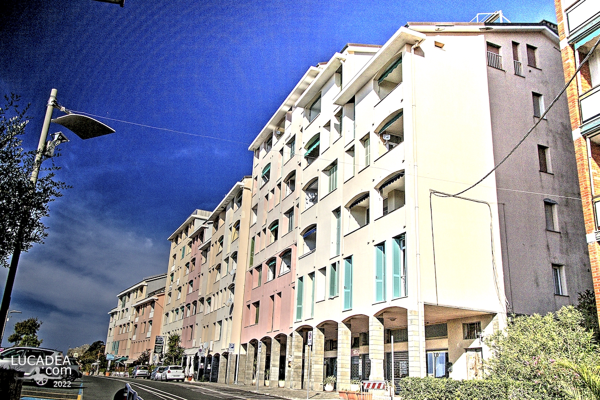 Il caseggiato moderno sul fronte mare di Deiva Marina in Liguria