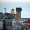 La antica Torre degli Embriaci a genova fotografata da molto lontano