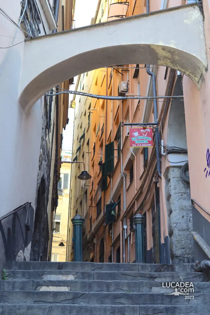 Vico del Campo: un vicolo di ingresso al centro storico di Genova