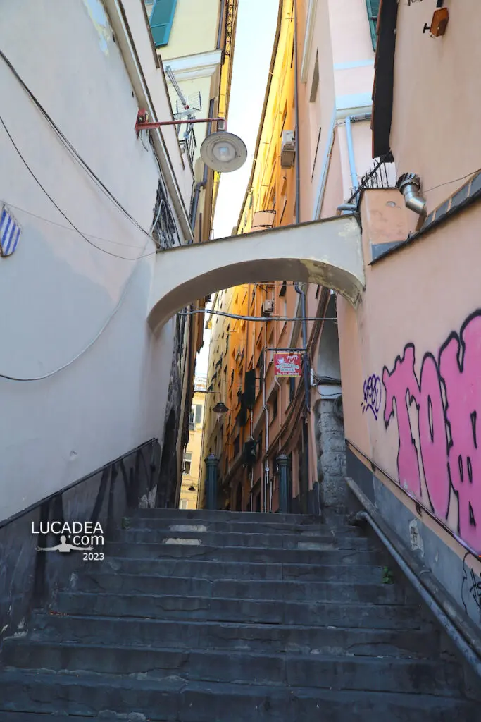 Vico del Campo: un vicolo di ingresso al centro storico di Genova
