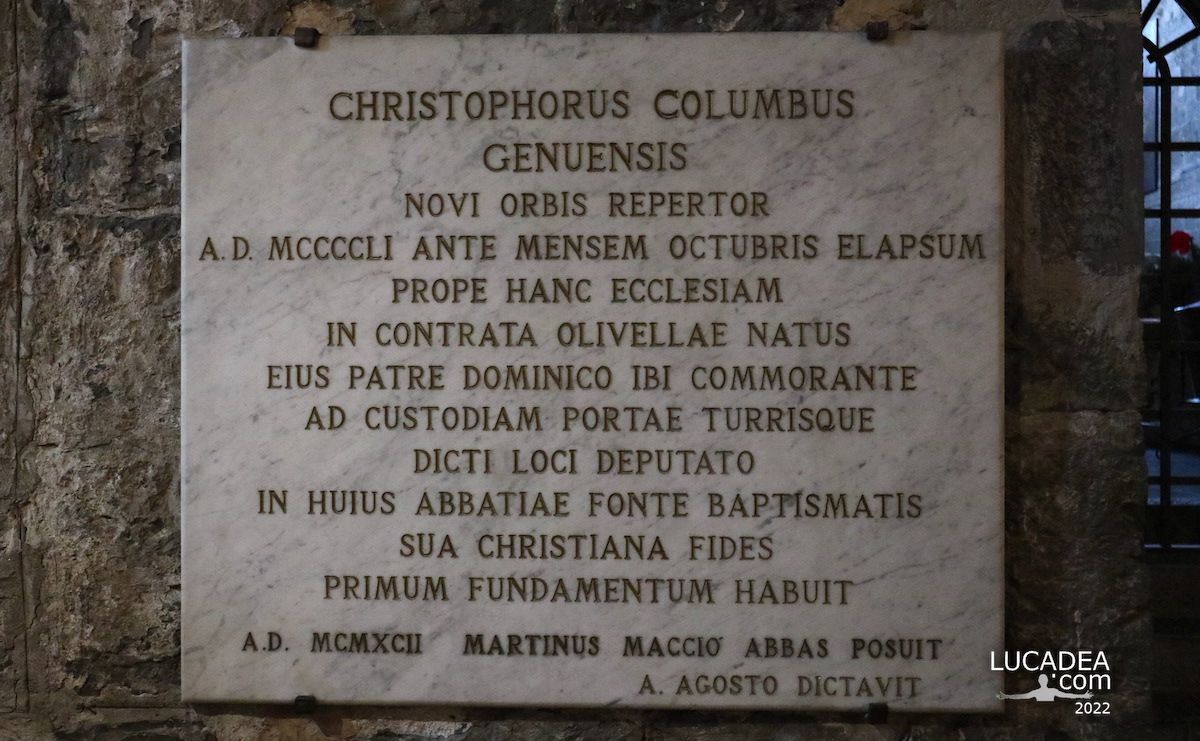 La targa che ricorda il presunto battesimo di Cristoforo Colombo a Genova