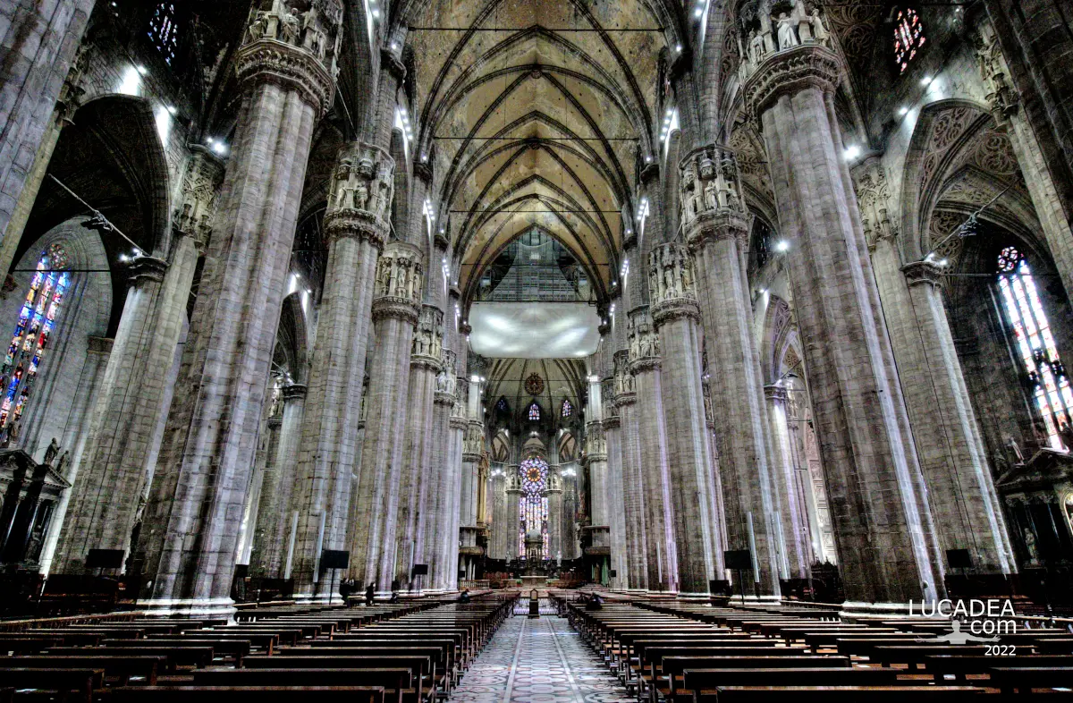Interno del Duomo di Milano con colonne gotiche, navate, altari e dettagli artistici della celebre cattedrale italiana