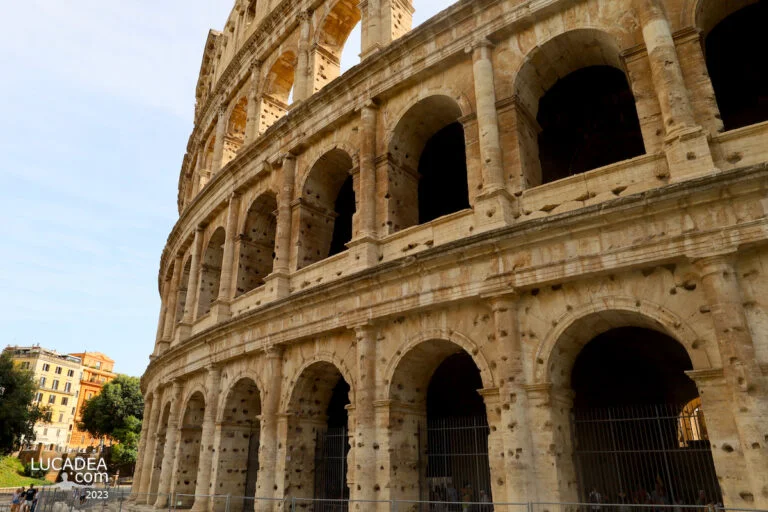 Scorcio del Colosseo a Roma con le arcate esterne dell’Anfiteatro Flavio e dettagli della struttura antica