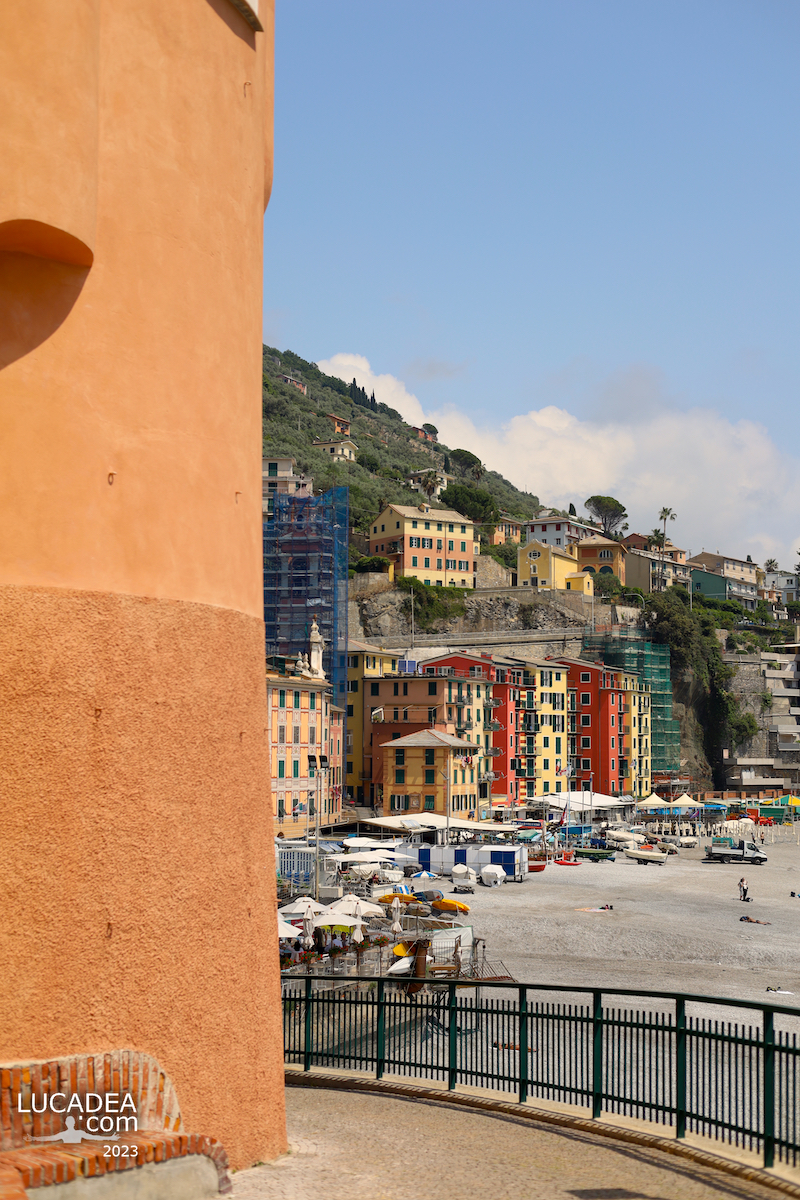 Uno scorcio del fronte mare del borgo marinaro di Sori, in Liguria