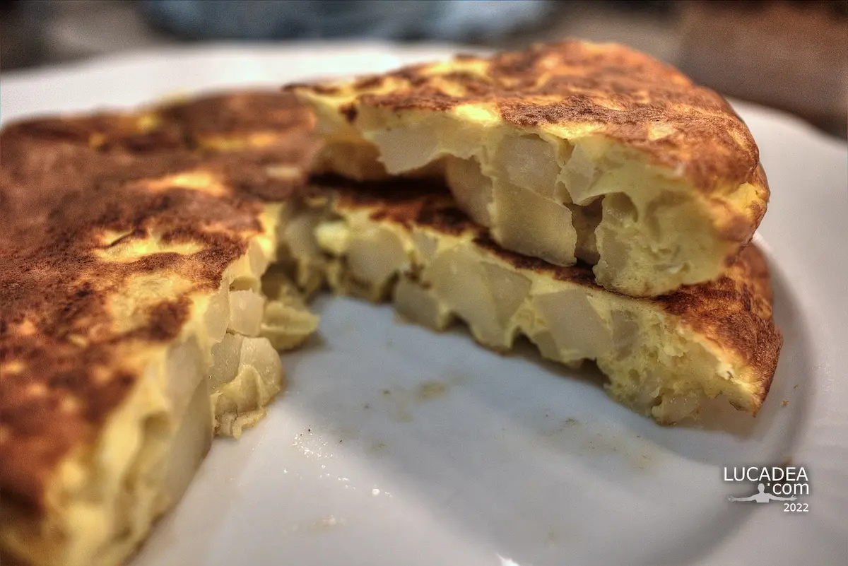 La tortilla spagnola con patate, cipolla e uova, la ricetta