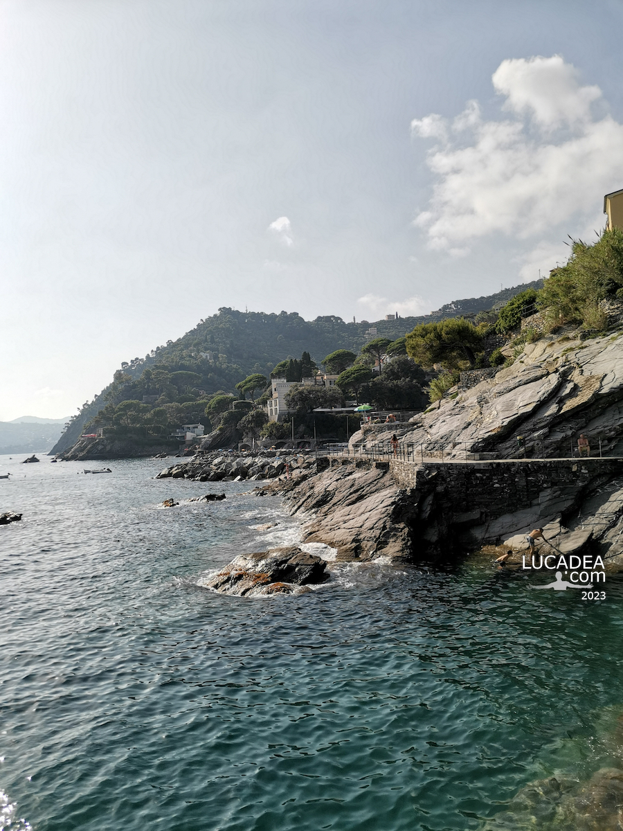 La bella passeggiata a mare di Zoagli, bel borgo in Liguria