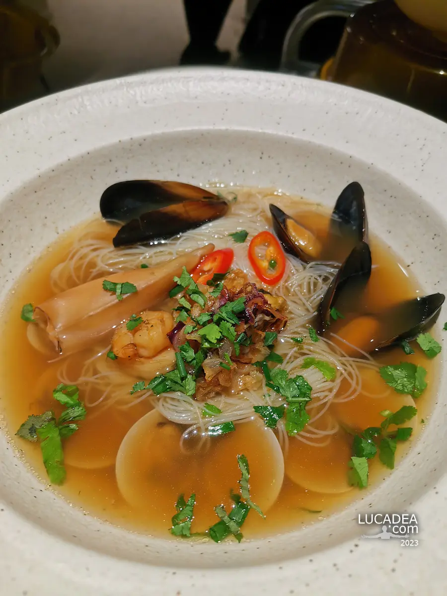 Una gustosa zuppetta di mare dal tocco asiatico