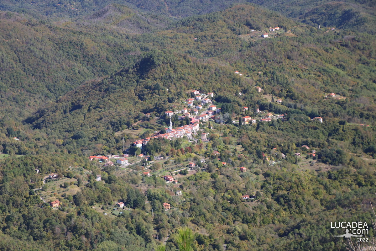 Il borgo di Carro, in provincia della Spezia, visto da molto lontano