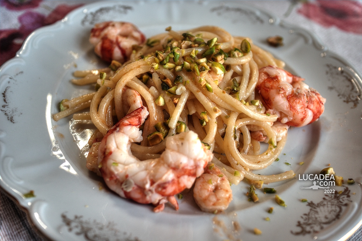spaghettoni-gamberi-e-pistacchi-2 (1)