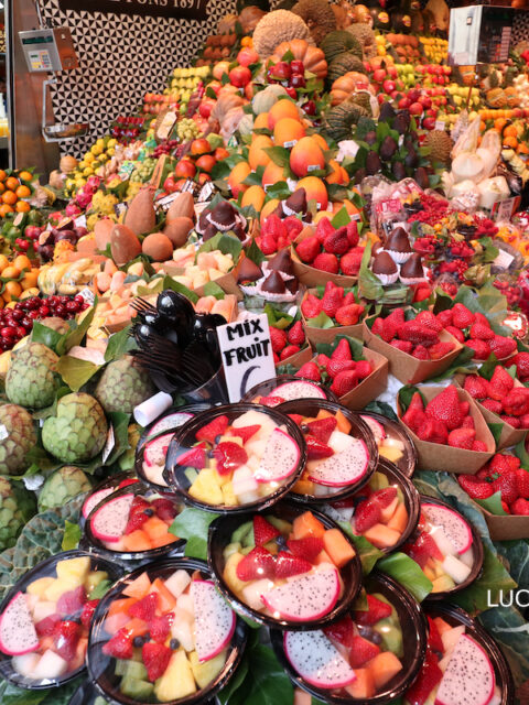 Frutta fresca nel mercato coperto della Boqueria a Barcellona