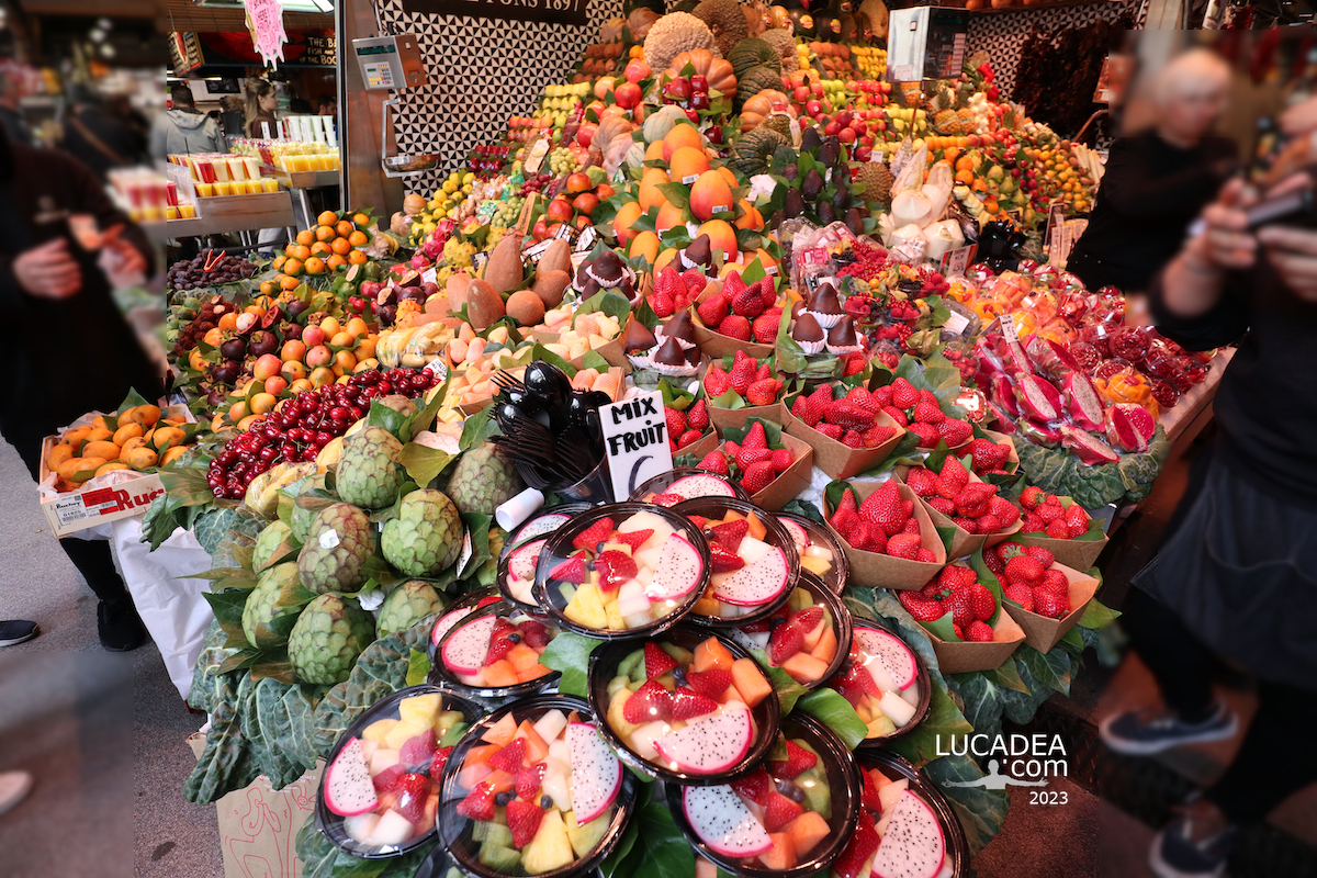 Frutta fresca nel mercato coperto della Boqueria a Barcellona