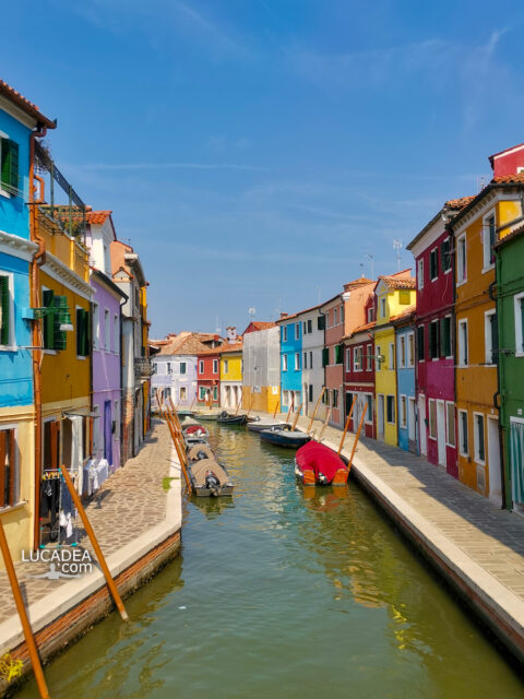 Gli indimenticabili colori dell'isola di Burano, perla del Veneto