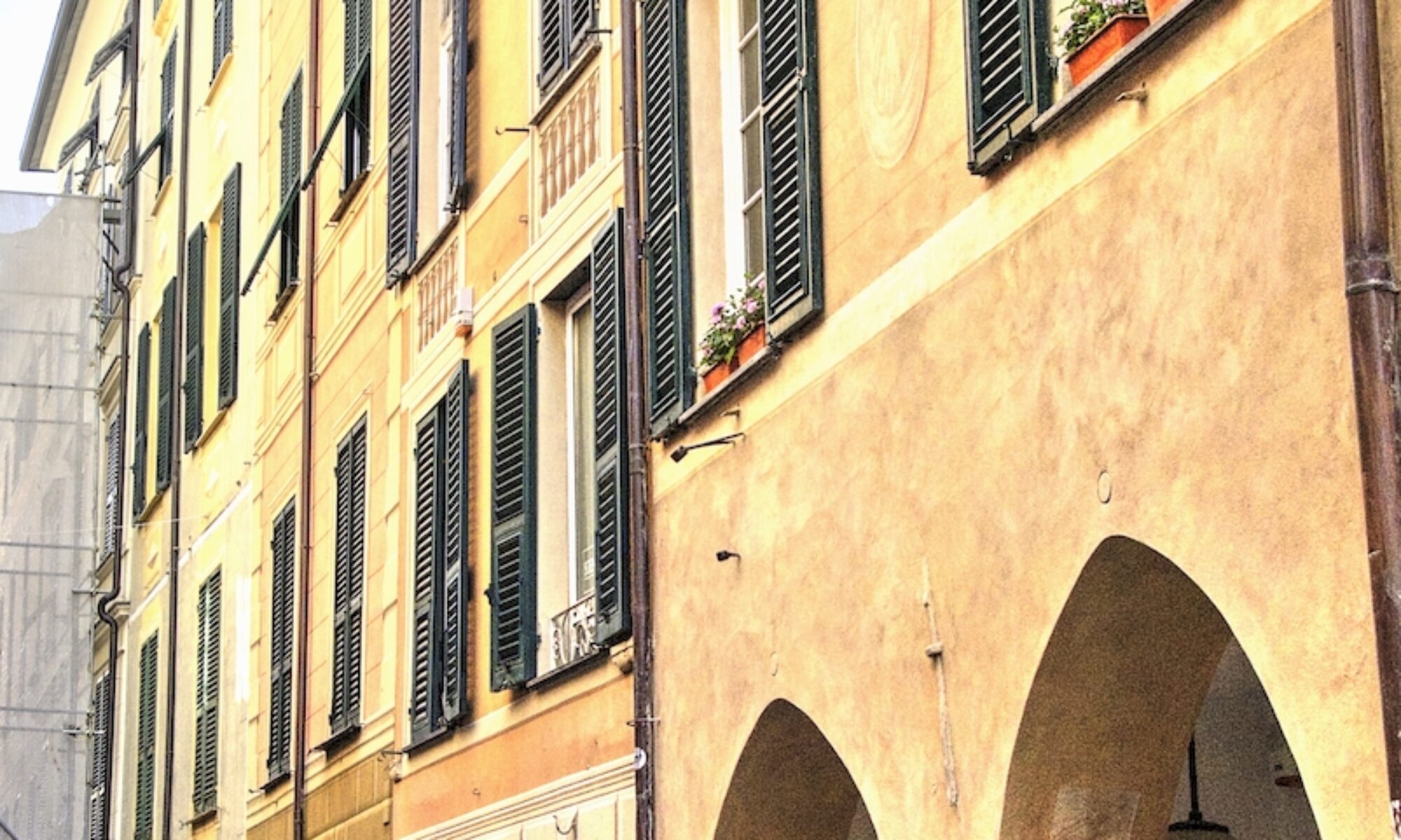 I palazzi ed i meravigliosi portici del caruggio di Chiavari in Liguria