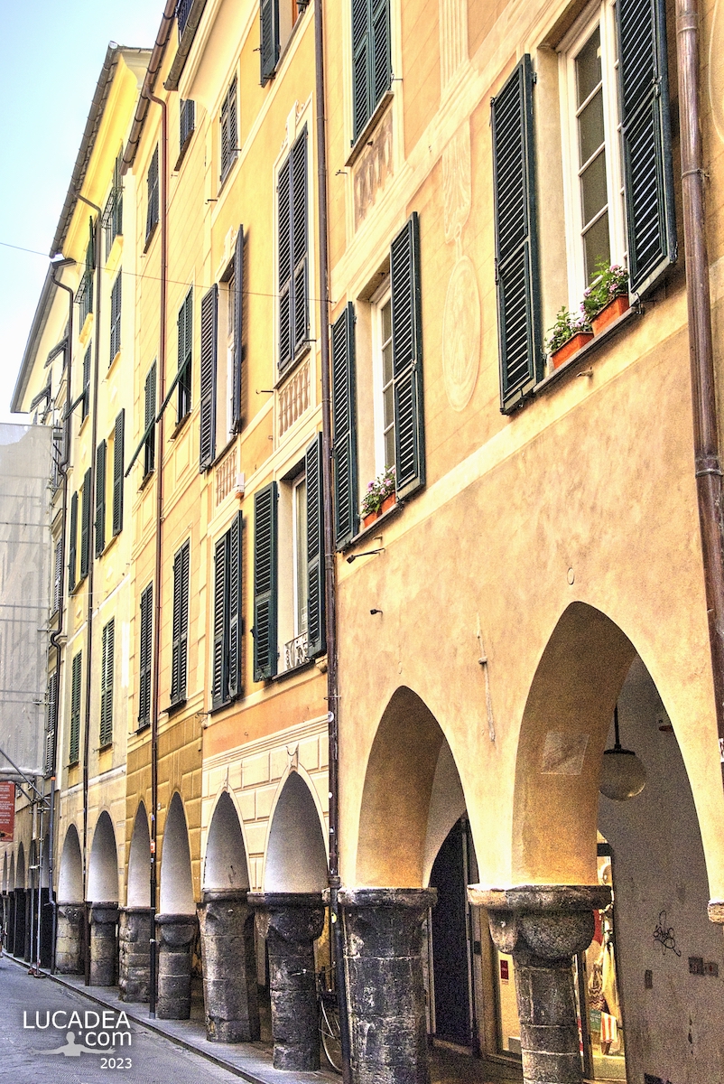 I palazzi ed i meravigliosi portici del caruggio di Chiavari in Liguria