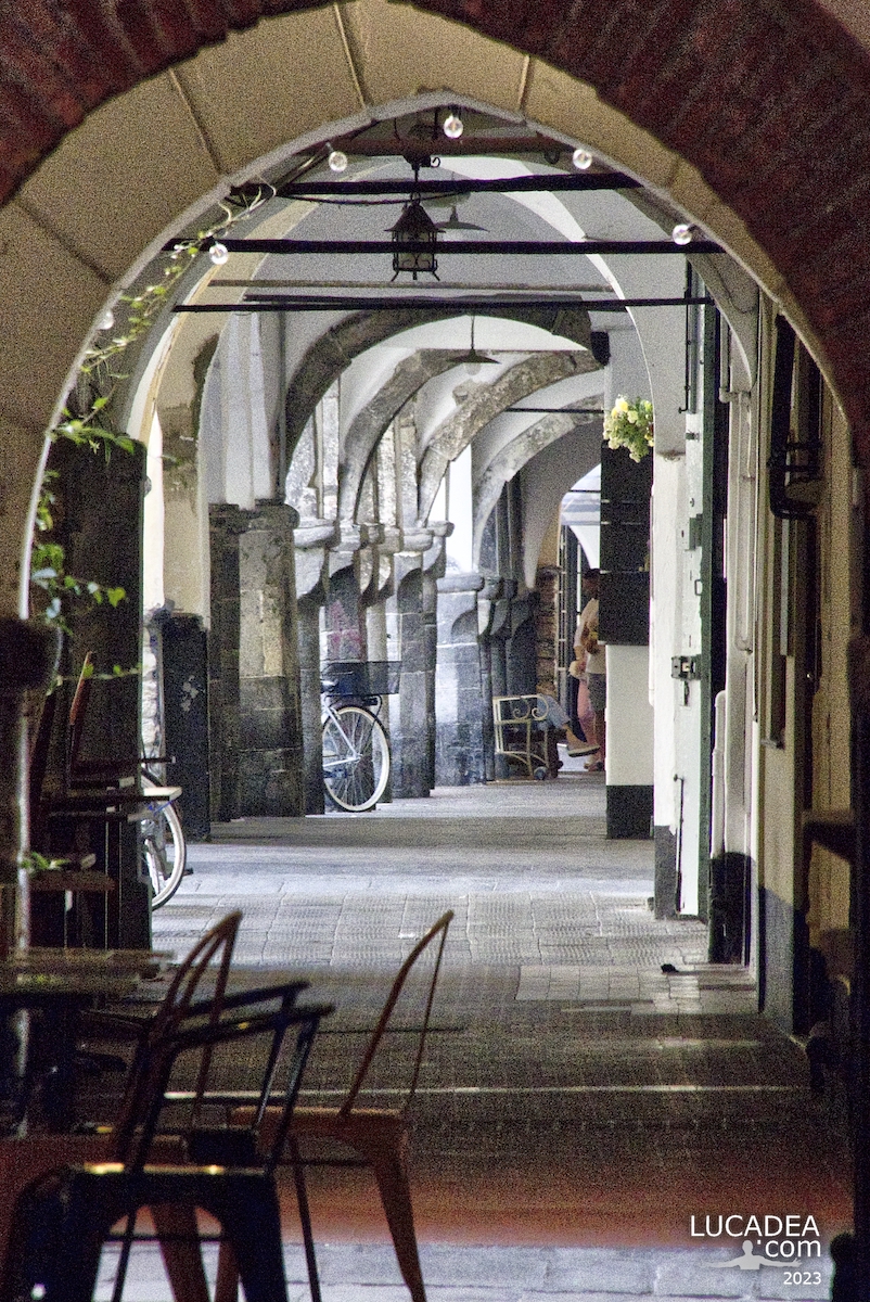 I portici del caruggio di via Bighetti nel centro storico di Chiavari